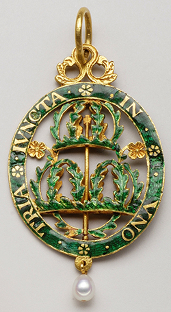 Early insignia of the Most Honourable Order of the Bath – 2nd half of the 17th century – Gold, enamel and pearls.  Former Risk Collection