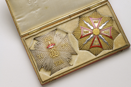 Jewel case with a badge of the Order of Lion of Palatinat and a badge of the Order of the White Eagle of Poland which belonged to the Prince de Béthune (1746-1823)